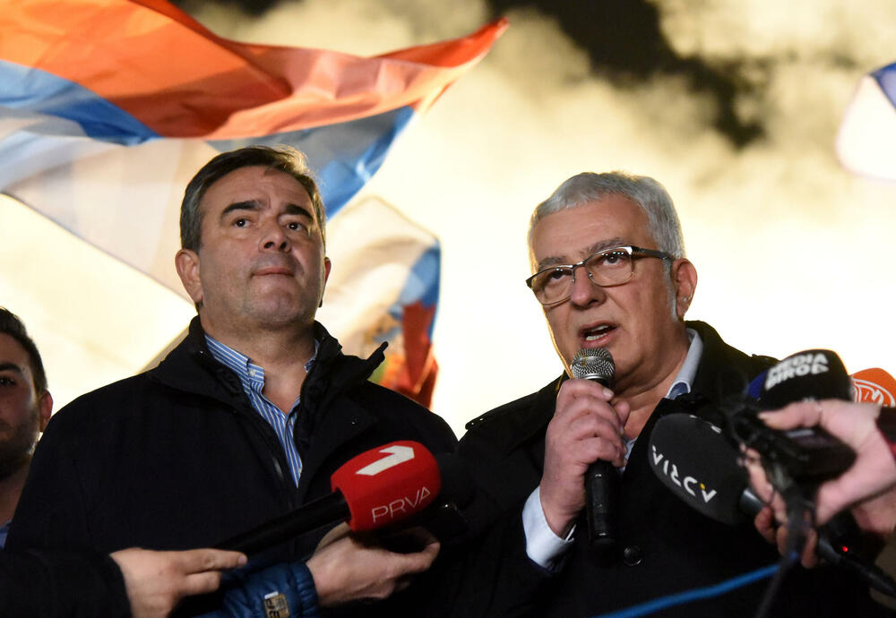 <p>Demokratski front (DF) večeras je organizovao akciju "Blokadom protiv izdaje" kojom je bilo blokirano 17 saobraćajnica u 15 crnogorskih gradova</p>