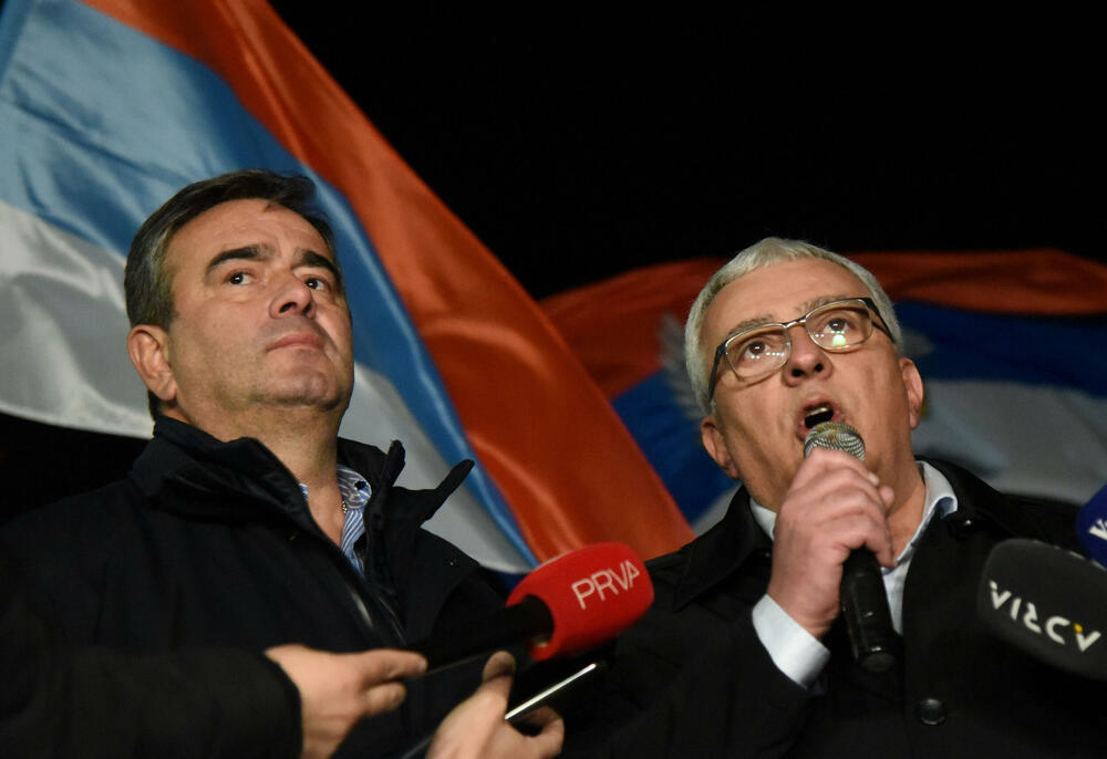 <p>Demokratski front (DF) večeras je organizovao akciju "Blokadom protiv izdaje" kojom je bilo blokirano 17 saobraćajnica u 15 crnogorskih gradova</p>