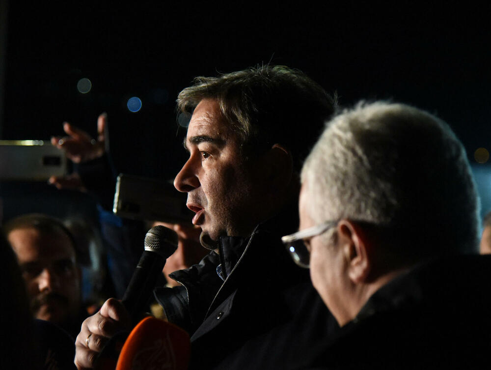 <p>Demokratski front (DF) večeras je organizovao akciju "Blokadom protiv izdaje" kojom je bilo blokirano 17 saobraćajnica u 15 crnogorskih gradova</p>