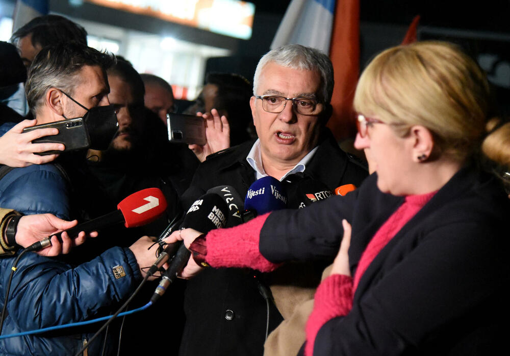 <p>Demokratski front (DF) večeras je organizovao akciju "Blokadom protiv izdaje" kojom je bilo blokirano 17 saobraćajnica u 15 crnogorskih gradova</p>