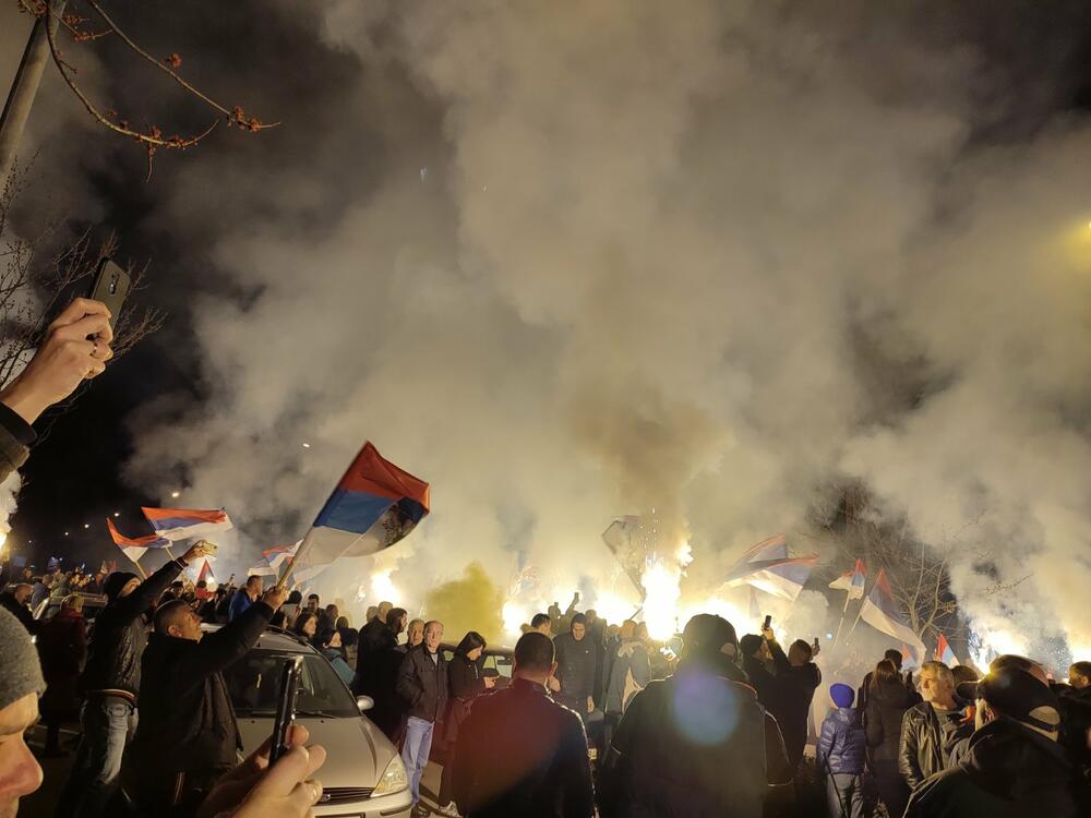 <p>Demokratski front (DF) večeras je organizovao akciju "Blokadom protiv izdaje" kojom je bilo blokirano 17 saobraćajnica u 15 crnogorskih gradova</p>