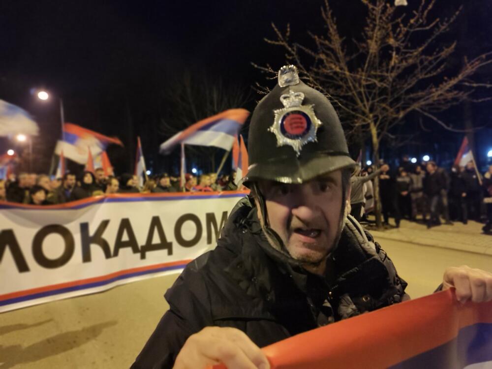 <p>Demokratski front (DF) večeras je organizovao akciju "Blokadom protiv izdaje" kojom je bilo blokirano 17 saobraćajnica u 15 crnogorskih gradova</p>