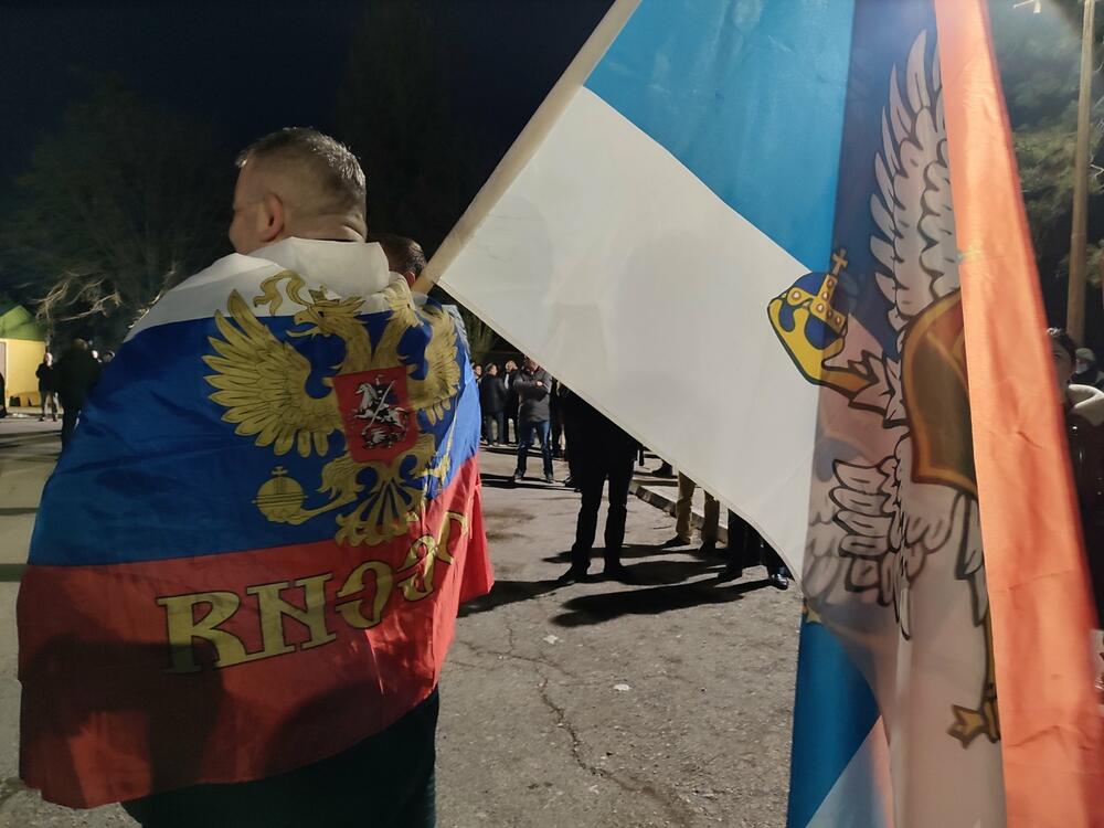 <p>Demokratski front (DF) večeras je organizovao akciju "Blokadom protiv izdaje" kojom je bilo blokirano 17 saobraćajnica u 15 crnogorskih gradova</p>