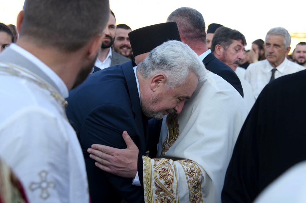 Krivokapić ispred Hrama u Podgorici, Foto: BORIS PEJOVIC