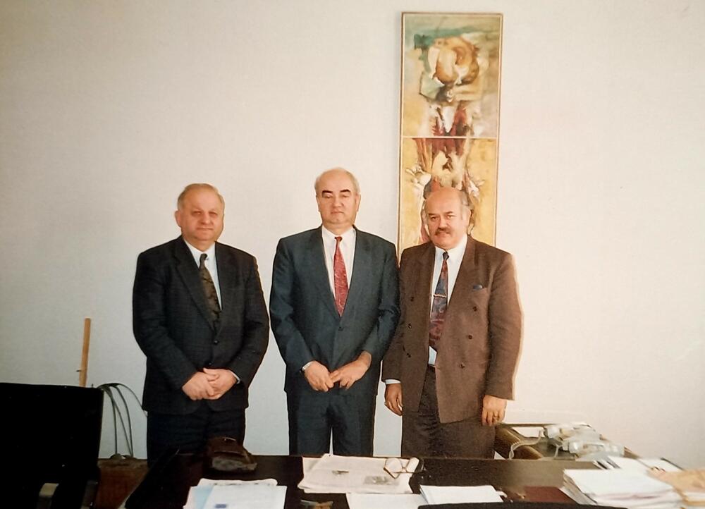 Slobodan Vuković, Hazbo Nuhanović, Ljubo Dabović, istaknuti crnogorski iseljenik. U pozadini: Hazbov triptih
