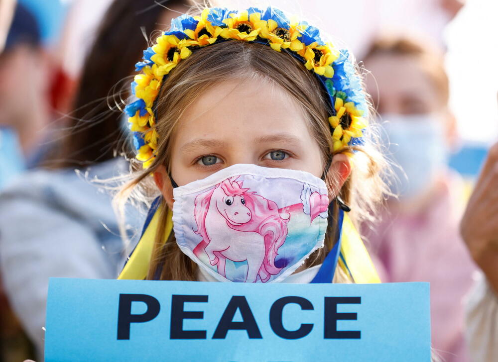 <p>Stotine ljudi protestovalo je u Londonu, Milanu, Budimpešti, Ankari, Tokiju, Tajvanu uzvikujući "Stop ratu!" i "Mir u Ukrajini", "Stani uz Ukrajinu!" i "Slava Ukrajini!"</p>