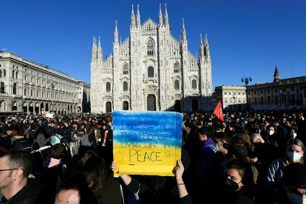 <p>Stotine ljudi protestovalo je u Londonu, Milanu, Budimpešti, Ankari, Tokiju, Tajvanu uzvikujući "Stop ratu!" i "Mir u Ukrajini", "Stani uz Ukrajinu!" i "Slava Ukrajini!"</p>