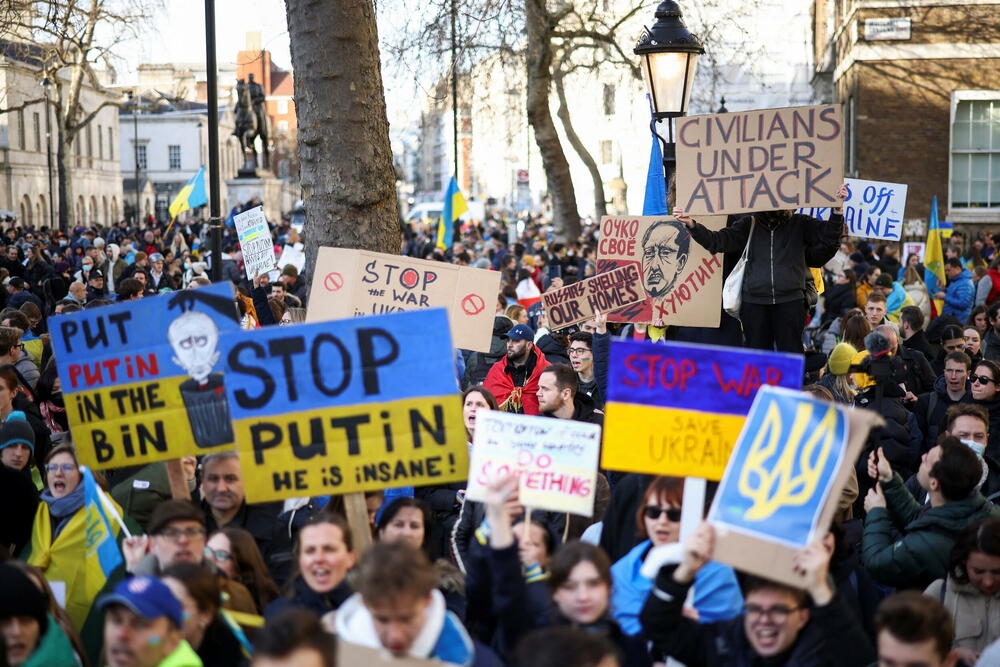 <p>Stotine ljudi protestovalo je u Londonu, Milanu, Budimpešti, Ankari, Tokiju, Tajvanu uzvikujući "Stop ratu!" i "Mir u Ukrajini", "Stani uz Ukrajinu!" i "Slava Ukrajini!"</p>