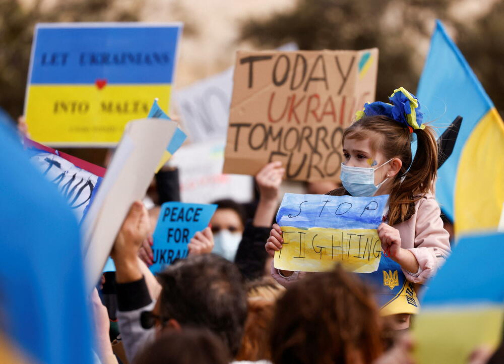 <p>Stotine ljudi protestovalo je u Londonu, Milanu, Budimpešti, Ankari, Tokiju, Tajvanu uzvikujući "Stop ratu!" i "Mir u Ukrajini", "Stani uz Ukrajinu!" i "Slava Ukrajini!"</p>