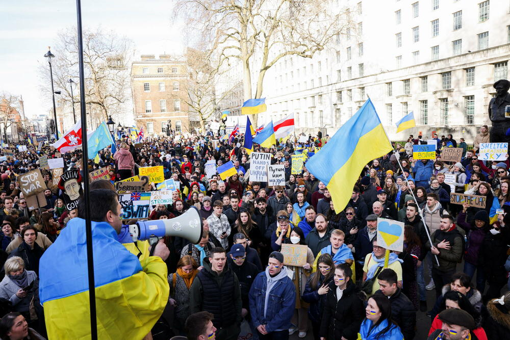 <p>Stotine ljudi protestovalo je u Londonu, Milanu, Budimpešti, Ankari, Tokiju, Tajvanu uzvikujući "Stop ratu!" i "Mir u Ukrajini", "Stani uz Ukrajinu!" i "Slava Ukrajini!"</p>