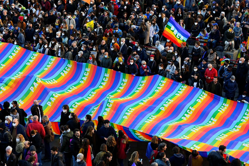 <p>Stotine ljudi protestovalo je u Londonu, Milanu, Budimpešti, Ankari, Tokiju, Tajvanu uzvikujući "Stop ratu!" i "Mir u Ukrajini", "Stani uz Ukrajinu!" i "Slava Ukrajini!"</p>