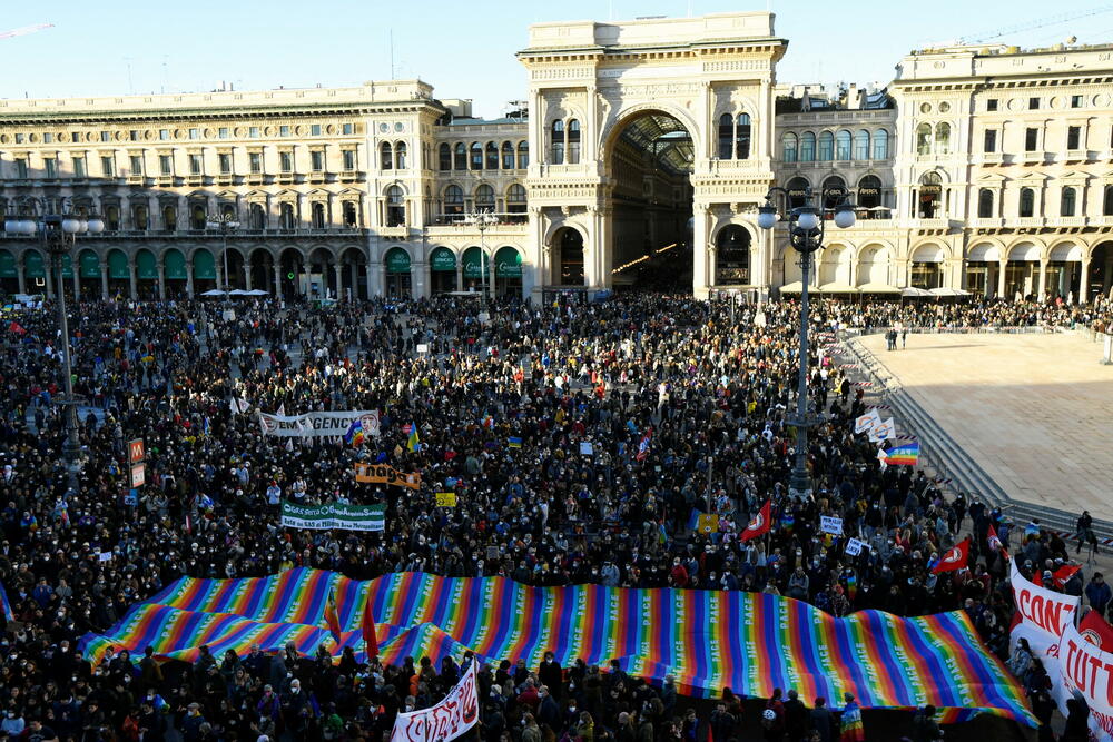 <p>Stotine ljudi protestovalo je u Londonu, Milanu, Budimpešti, Ankari, Tokiju, Tajvanu uzvikujući "Stop ratu!" i "Mir u Ukrajini", "Stani uz Ukrajinu!" i "Slava Ukrajini!"</p>