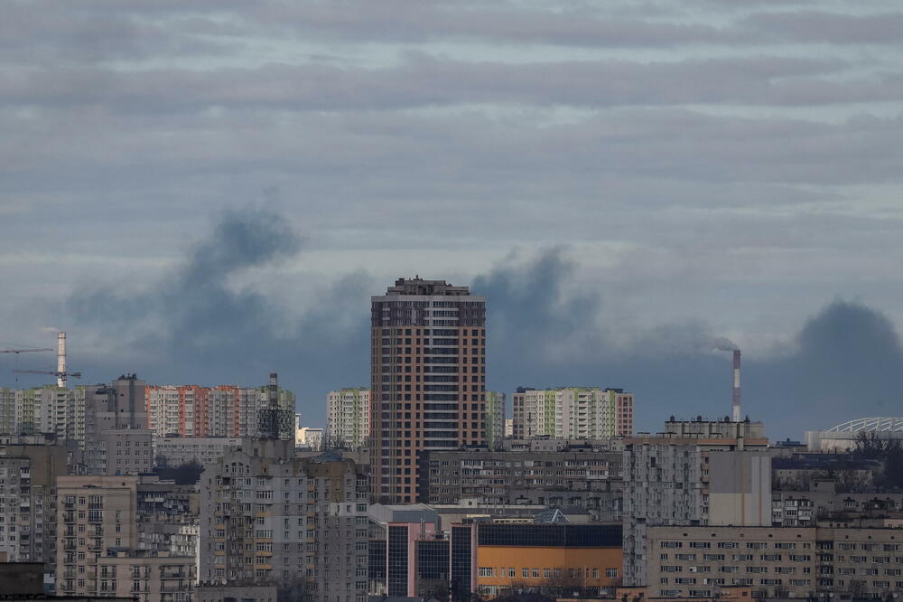 Dim nad Kijevom nakon granatiranja, Foto: Reuters