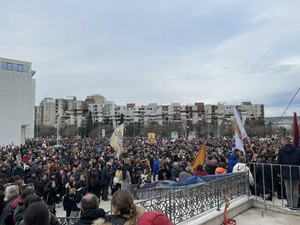 <p>"Molimo se Bogu, kako je on nas osnaživao ljubavlju, da i njega Bog ukrijepi da sačuva jedinstvo svoga naroda i kanonsko jedinstvo Ukrajinske pravoslavne crkve, u zajednici sa svim svetim Božijim crkvama", kazao je mitropolit crnogorsko-primorski</p>
