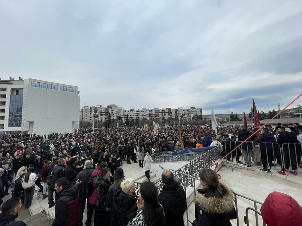 <p>"Molimo se Bogu, kako je on nas osnaživao ljubavlju, da i njega Bog ukrijepi da sačuva jedinstvo svoga naroda i kanonsko jedinstvo Ukrajinske pravoslavne crkve, u zajednici sa svim svetim Božijim crkvama", kazao je mitropolit crnogorsko-primorski</p>