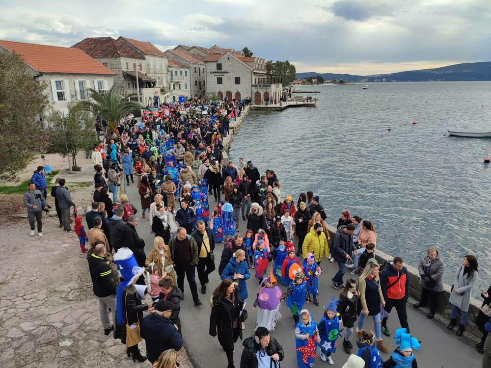 <p>Posjetioci iz drugih gradova i veliki broj, posebno najmlađih maškara su se u maštovitim i raznovrsnim kostimima pojavili na fešti i proveselili, ispraćajuči na lomači karnevalsku lutku koja simbolično, predstavlja svo zlo i loše stvari što se ljudima ovog kraja desile u protekloj godini</p>