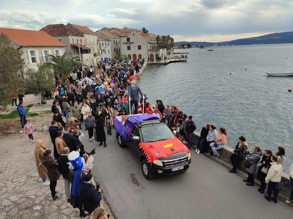 <p>Posjetioci iz drugih gradova i veliki broj, posebno najmlađih maškara su se u maštovitim i raznovrsnim kostimima pojavili na fešti i proveselili, ispraćajuči na lomači karnevalsku lutku koja simbolično, predstavlja svo zlo i loše stvari što se ljudima ovog kraja desile u protekloj godini</p>