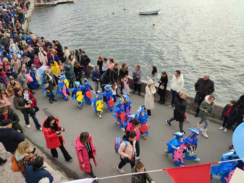 <p>Posjetioci iz drugih gradova i veliki broj, posebno najmlađih maškara su se u maštovitim i raznovrsnim kostimima pojavili na fešti i proveselili, ispraćajuči na lomači karnevalsku lutku koja simbolično, predstavlja svo zlo i loše stvari što se ljudima ovog kraja desile u protekloj godini</p>