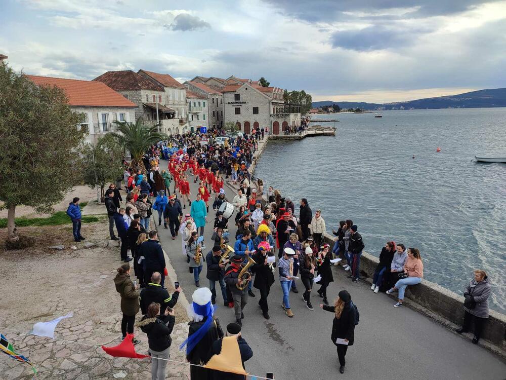 <p>Posjetioci iz drugih gradova i veliki broj, posebno najmlađih maškara su se u maštovitim i raznovrsnim kostimima pojavili na fešti i proveselili, ispraćajuči na lomači karnevalsku lutku koja simbolično, predstavlja svo zlo i loše stvari što se ljudima ovog kraja desile u protekloj godini</p>