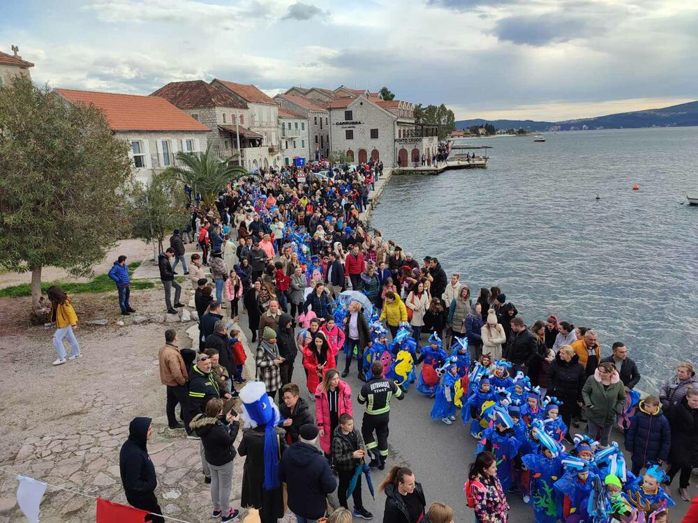 <p>Posjetioci iz drugih gradova i veliki broj, posebno najmlađih maškara su se u maštovitim i raznovrsnim kostimima pojavili na fešti i proveselili, ispraćajuči na lomači karnevalsku lutku koja simbolično, predstavlja svo zlo i loše stvari što se ljudima ovog kraja desile u protekloj godini</p>
