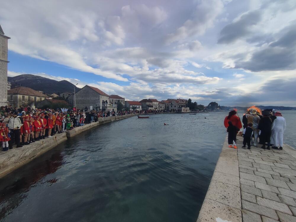 <p>Posjetioci iz drugih gradova i veliki broj, posebno najmlađih maškara su se u maštovitim i raznovrsnim kostimima pojavili na fešti i proveselili, ispraćajuči na lomači karnevalsku lutku koja simbolično, predstavlja svo zlo i loše stvari što se ljudima ovog kraja desile u protekloj godini</p>