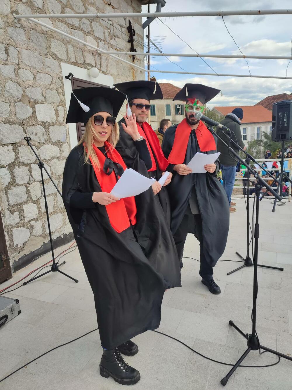 <p>Posjetioci iz drugih gradova i veliki broj, posebno najmlađih maškara su se u maštovitim i raznovrsnim kostimima pojavili na fešti i proveselili, ispraćajuči na lomači karnevalsku lutku koja simbolično, predstavlja svo zlo i loše stvari što se ljudima ovog kraja desile u protekloj godini</p>