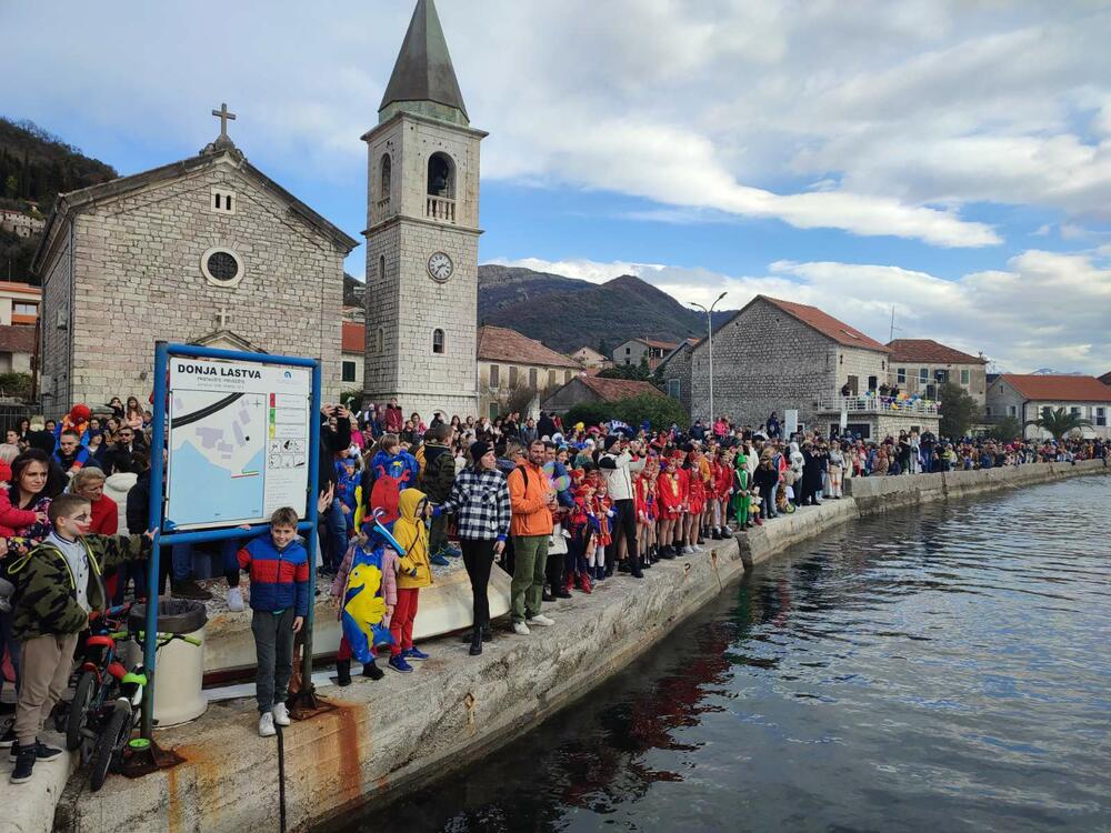 <p>Posjetioci iz drugih gradova i veliki broj, posebno najmlađih maškara su se u maštovitim i raznovrsnim kostimima pojavili na fešti i proveselili, ispraćajuči na lomači karnevalsku lutku koja simbolično, predstavlja svo zlo i loše stvari što se ljudima ovog kraja desile u protekloj godini</p>
