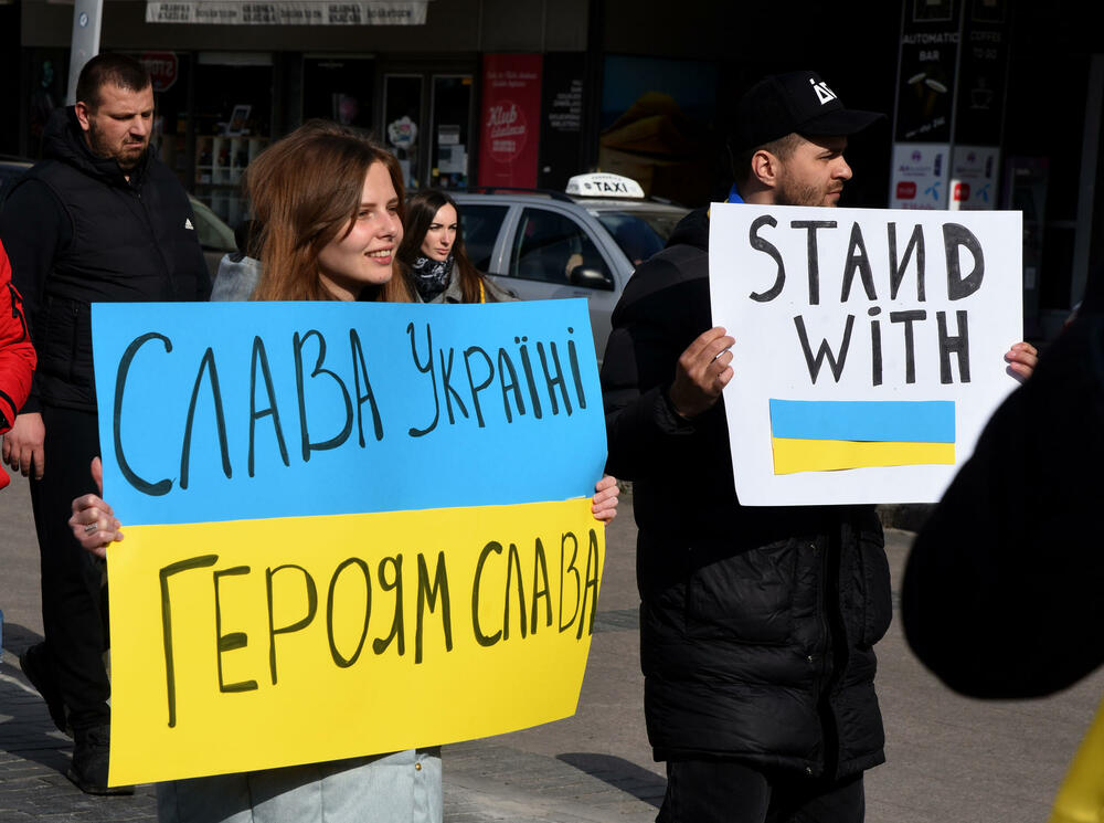 <p>Veliki broj građana sa Trga Argentina krenuo u šetnju ulicama Podgorice</p>