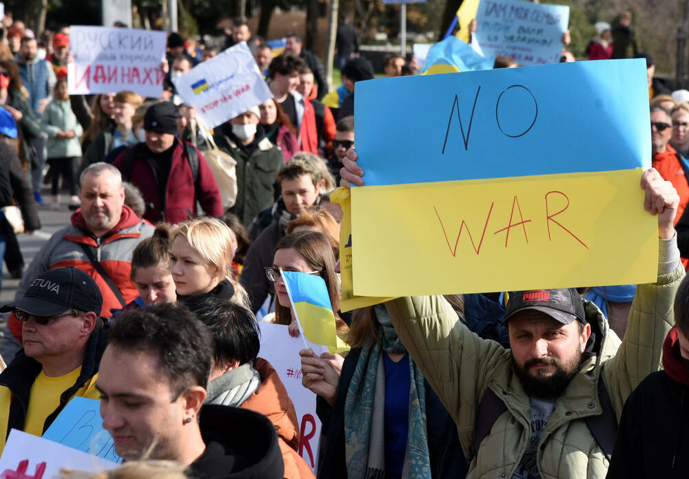 <p>Veliki broj građana sa Trga Argentina krenuo u šetnju ulicama Podgorice</p>