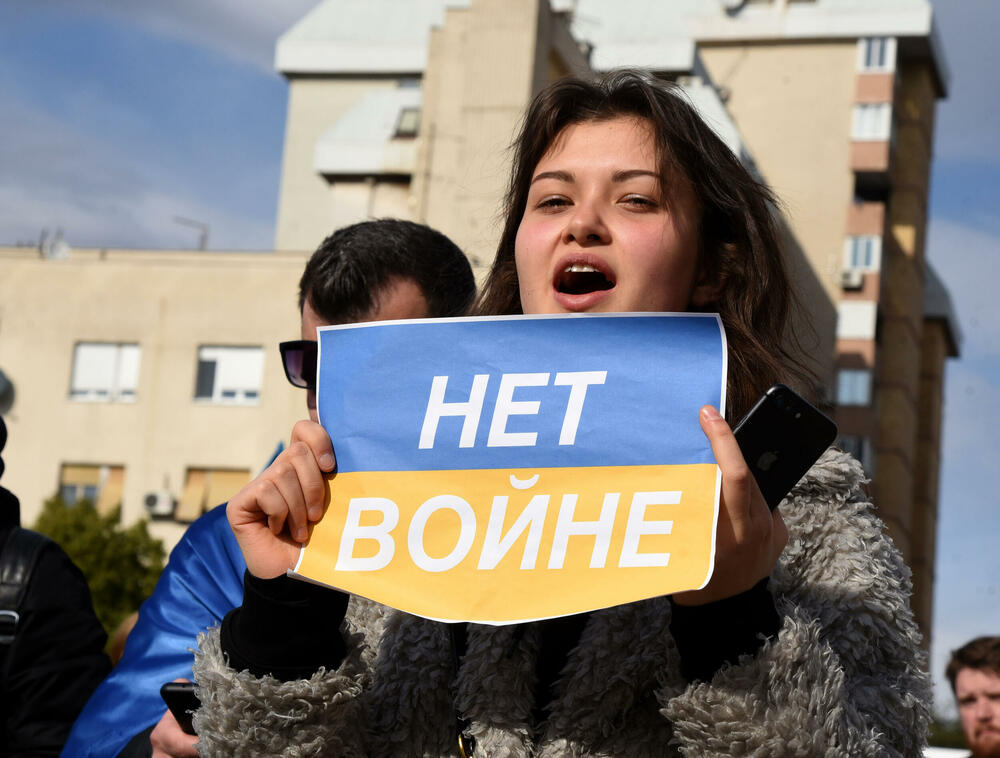 <p>Veliki broj građana sa Trga Argentina krenuo u šetnju ulicama Podgorice</p>