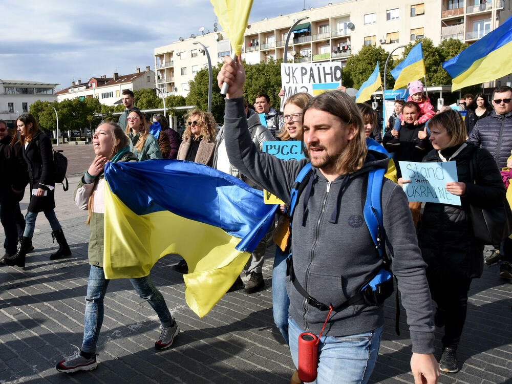 <p>Veliki broj građana sa Trga Argentina krenuo u šetnju ulicama Podgorice</p>