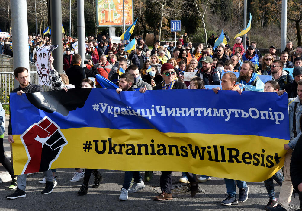 <p>Veliki broj građana sa Trga Argentina krenuo u šetnju ulicama Podgorice</p>