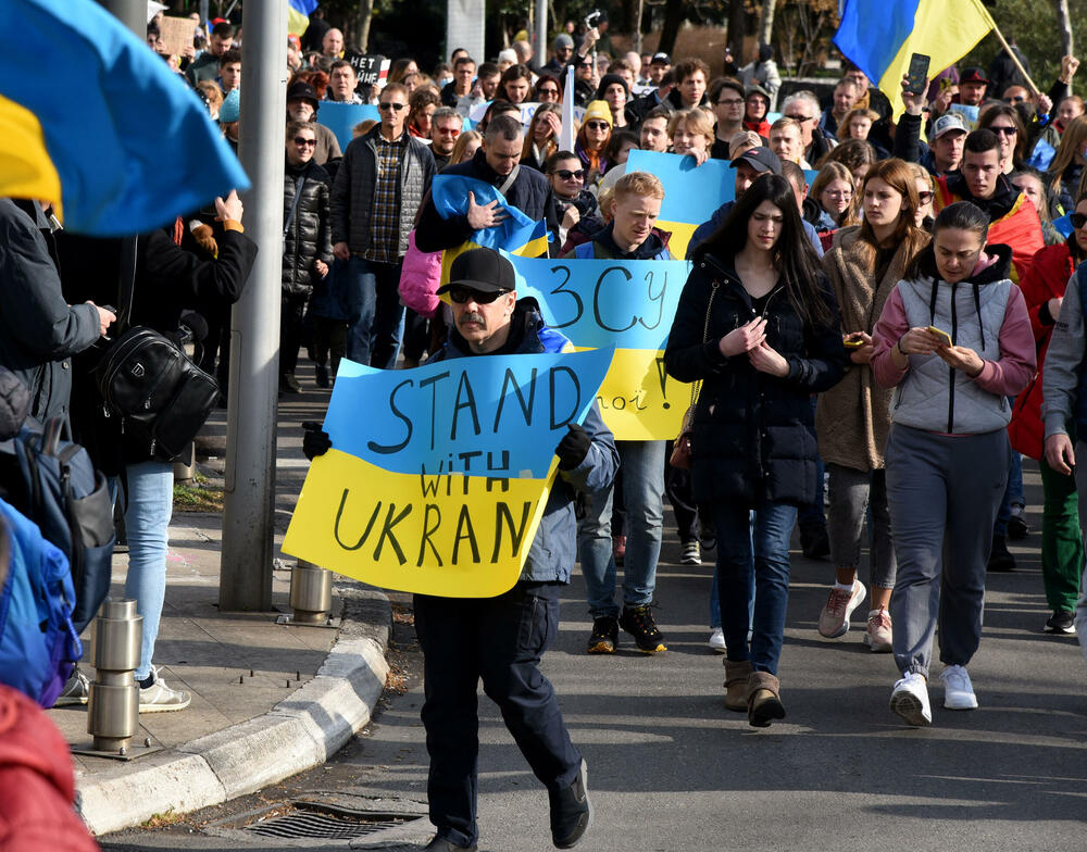 <p>Veliki broj građana sa Trga Argentina krenuo u šetnju ulicama Podgorice</p>