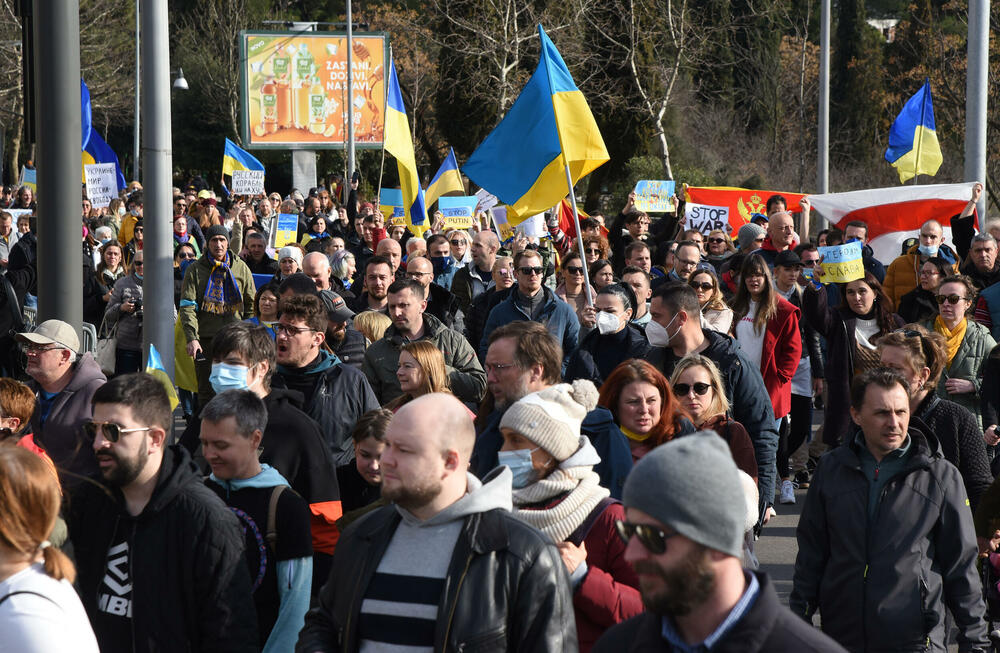 <p>Veliki broj građana sa Trga Argentina krenuo u šetnju ulicama Podgorice</p>