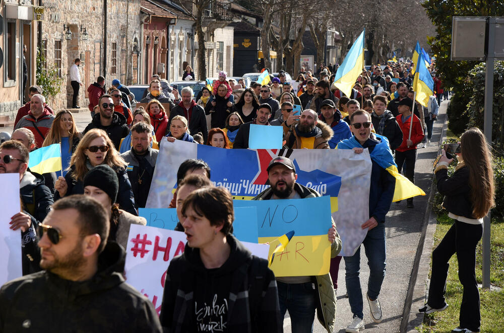 <p>Veliki broj građana sa Trga Argentina krenuo u šetnju ulicama Podgorice</p>