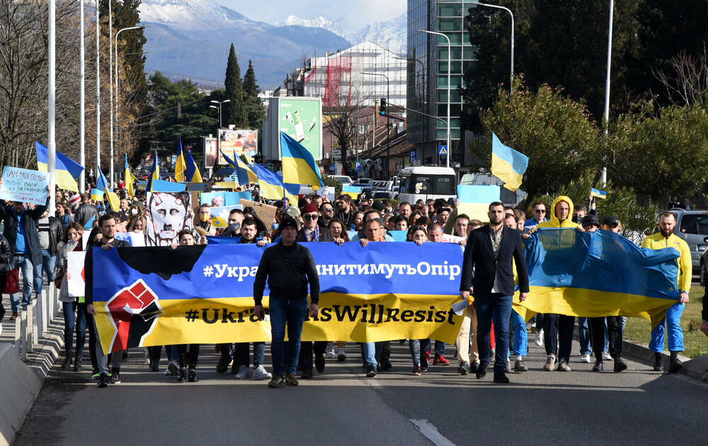 <p>Veliki broj građana sa Trga Argentina krenuo u šetnju ulicama Podgorice</p>