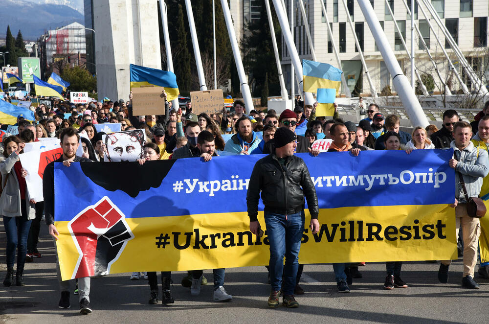 <p>Veliki broj građana sa Trga Argentina krenuo u šetnju ulicama Podgorice</p>