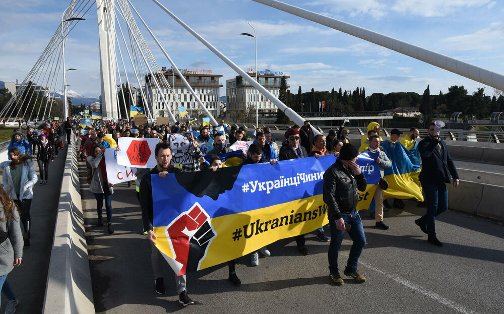 <p>Veliki broj građana sa Trga Argentina krenuo u šetnju ulicama Podgorice</p>