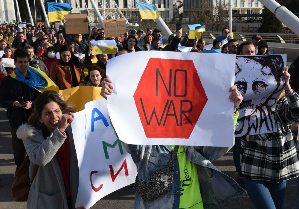 <p>Veliki broj građana sa Trga Argentina krenuo u šetnju ulicama Podgorice</p>