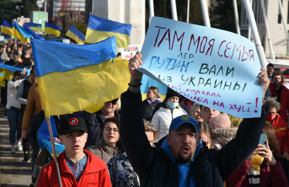 <p>Veliki broj građana sa Trga Argentina krenuo u šetnju ulicama Podgorice</p>