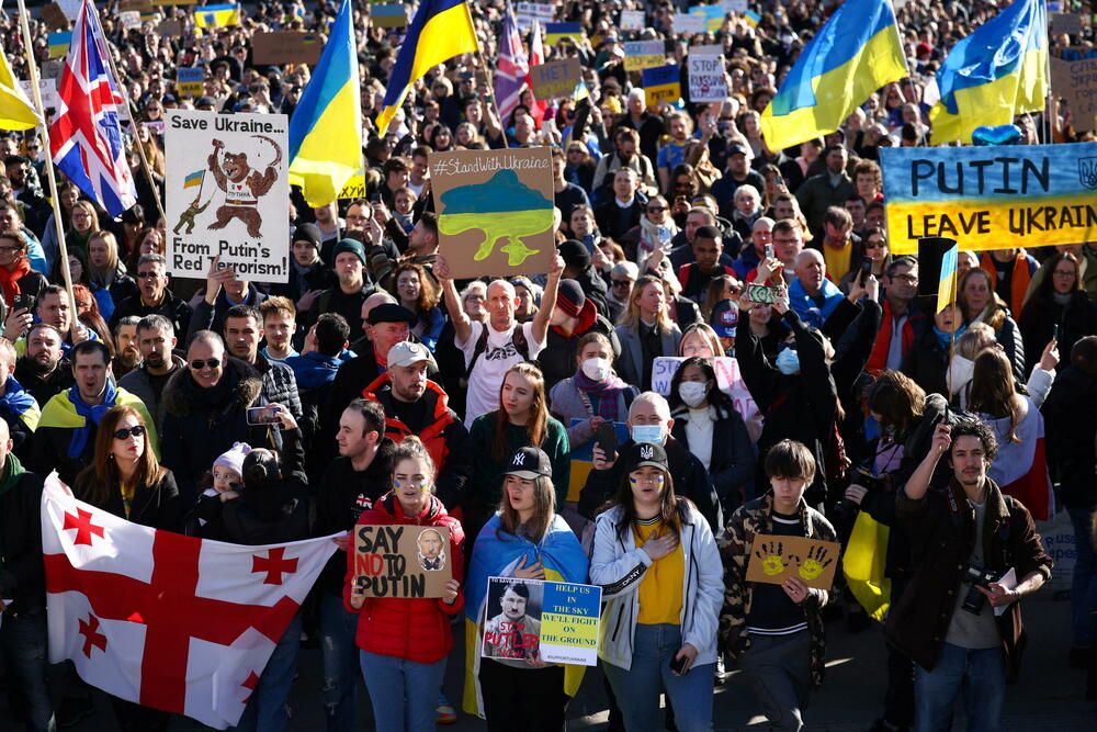 <p>Protesti širom svijeta se i danas nastavljaju, kako bi građani iskazali svoju podršku Ukrajini. Nakon što je u četvrtak otpočela invazija Rusije na Ukrajinu, građani protestuju, noseći ukrajinske zastave i natpise podrške. Protesti se održavaju u Istanbulu, Londonu, Berlinu, Milanu, Rimu, Kopenhagenu...</p>