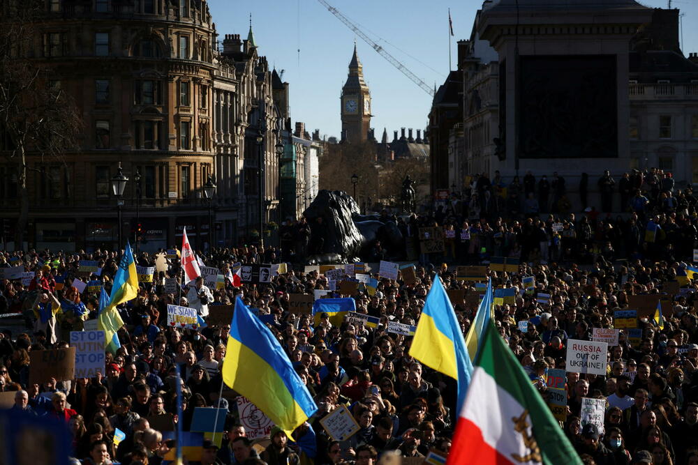 <p>Protesti širom svijeta se i danas nastavljaju, kako bi građani iskazali svoju podršku Ukrajini. Nakon što je u četvrtak otpočela invazija Rusije na Ukrajinu, građani protestuju, noseći ukrajinske zastave i natpise podrške. Protesti se održavaju u Istanbulu, Londonu, Berlinu, Milanu, Rimu, Kopenhagenu...</p>