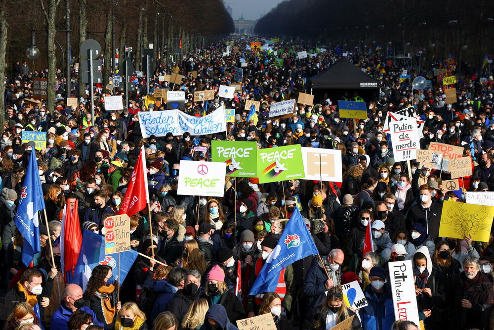 <p>Protesti širom svijeta se i danas nastavljaju, kako bi građani iskazali svoju podršku Ukrajini. Nakon što je u četvrtak otpočela invazija Rusije na Ukrajinu, građani protestuju, noseći ukrajinske zastave i natpise podrške. Protesti se održavaju u Istanbulu, Londonu, Berlinu, Milanu, Rimu, Kopenhagenu...</p>