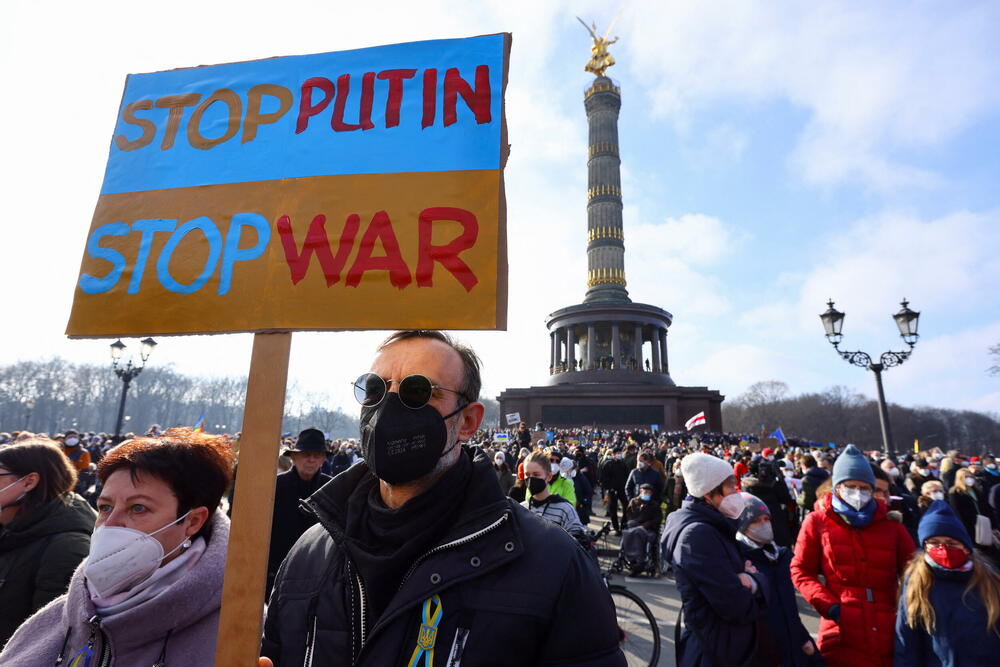 <p>Protesti širom svijeta se i danas nastavljaju, kako bi građani iskazali svoju podršku Ukrajini. Nakon što je u četvrtak otpočela invazija Rusije na Ukrajinu, građani protestuju, noseći ukrajinske zastave i natpise podrške. Protesti se održavaju u Istanbulu, Londonu, Berlinu, Milanu, Rimu, Kopenhagenu...</p>