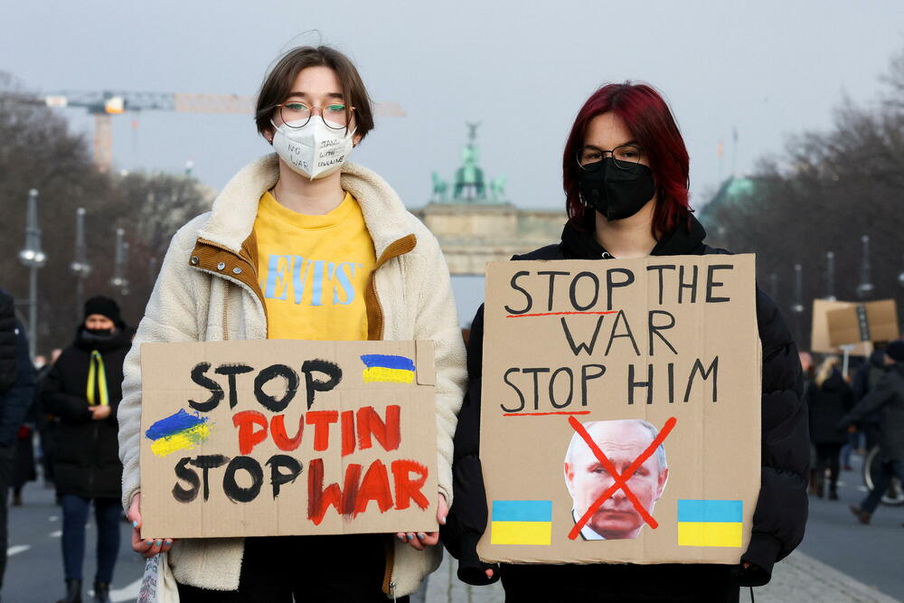 <p>Protesti širom svijeta se i danas nastavljaju, kako bi građani iskazali svoju podršku Ukrajini. Nakon što je u četvrtak otpočela invazija Rusije na Ukrajinu, građani protestuju, noseći ukrajinske zastave i natpise podrške. Protesti se održavaju u Istanbulu, Londonu, Berlinu, Milanu, Rimu, Kopenhagenu...</p>
