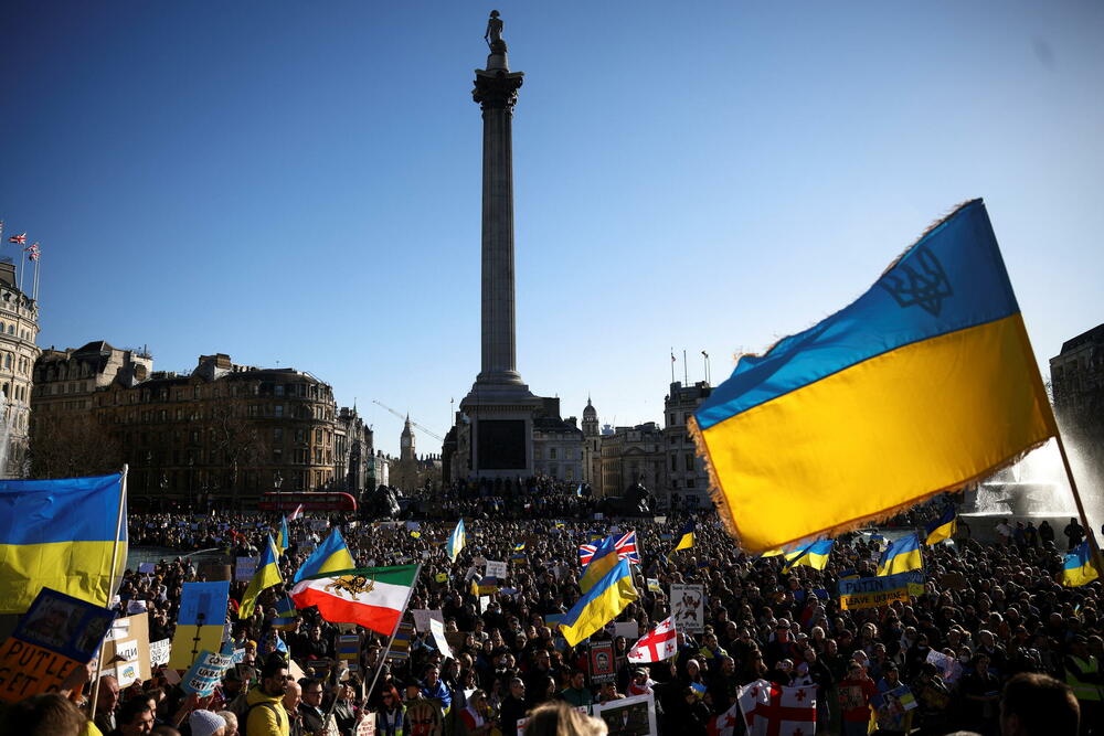 <p>Protesti širom svijeta se i danas nastavljaju, kako bi građani iskazali svoju podršku Ukrajini. Nakon što je u četvrtak otpočela invazija Rusije na Ukrajinu, građani protestuju, noseći ukrajinske zastave i natpise podrške. Protesti se održavaju u Istanbulu, Londonu, Berlinu, Milanu, Rimu, Kopenhagenu...</p>