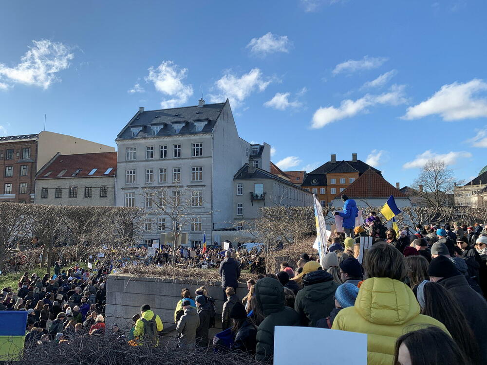 <p>Protesti širom svijeta se i danas nastavljaju, kako bi građani iskazali svoju podršku Ukrajini. Nakon što je u četvrtak otpočela invazija Rusije na Ukrajinu, građani protestuju, noseći ukrajinske zastave i natpise podrške. Protesti se održavaju u Istanbulu, Londonu, Berlinu, Milanu, Rimu, Kopenhagenu...</p>