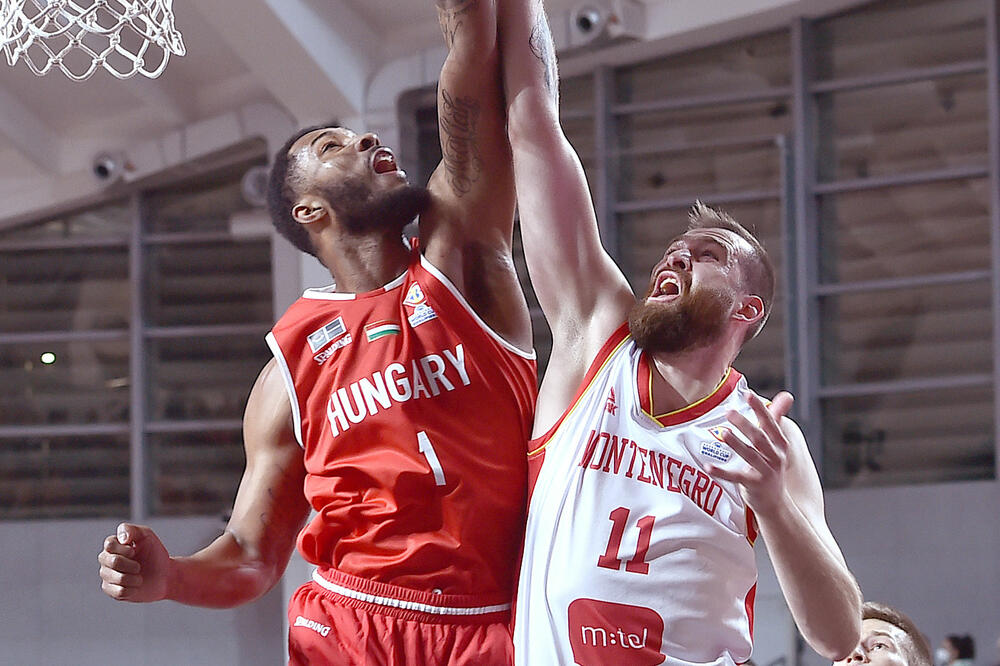 Nemanja Radović u duelu sa Majklom Hopkinsom, Foto: KSCG