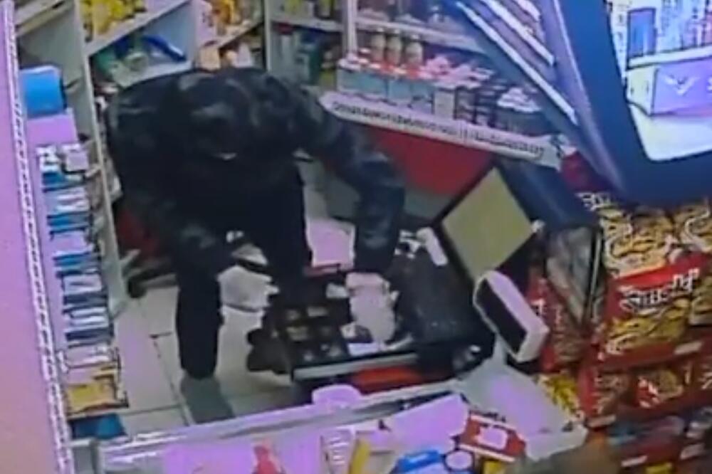 Detalj sa snimka pljačke marketa u Budvi, Foto: Screenshot