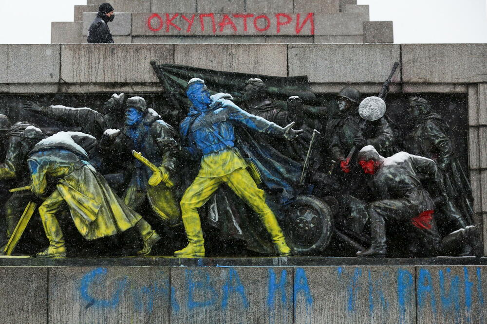 Spomenik Crvenoj armiji u Sofiji prefarban u boje Ukrajine, Foto: Rojters